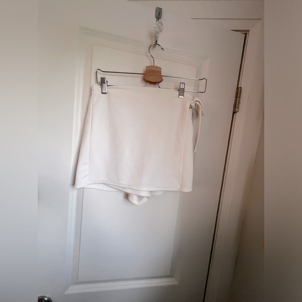 Forever 21 off white skort with side tie size M